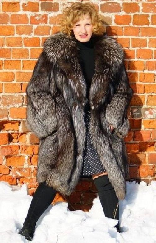 25P woman in fur coat 22