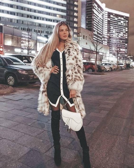 25P woman in fur coat 22