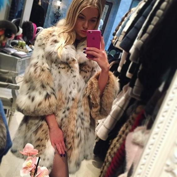 25P woman in fur coat 22