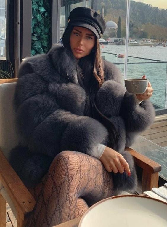 25P woman in fur coat 22