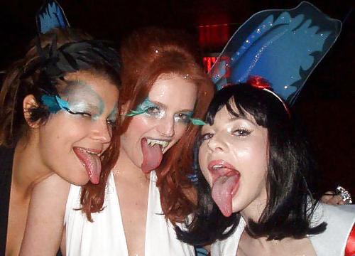 19P Chicks With Freakishly Long Tongues