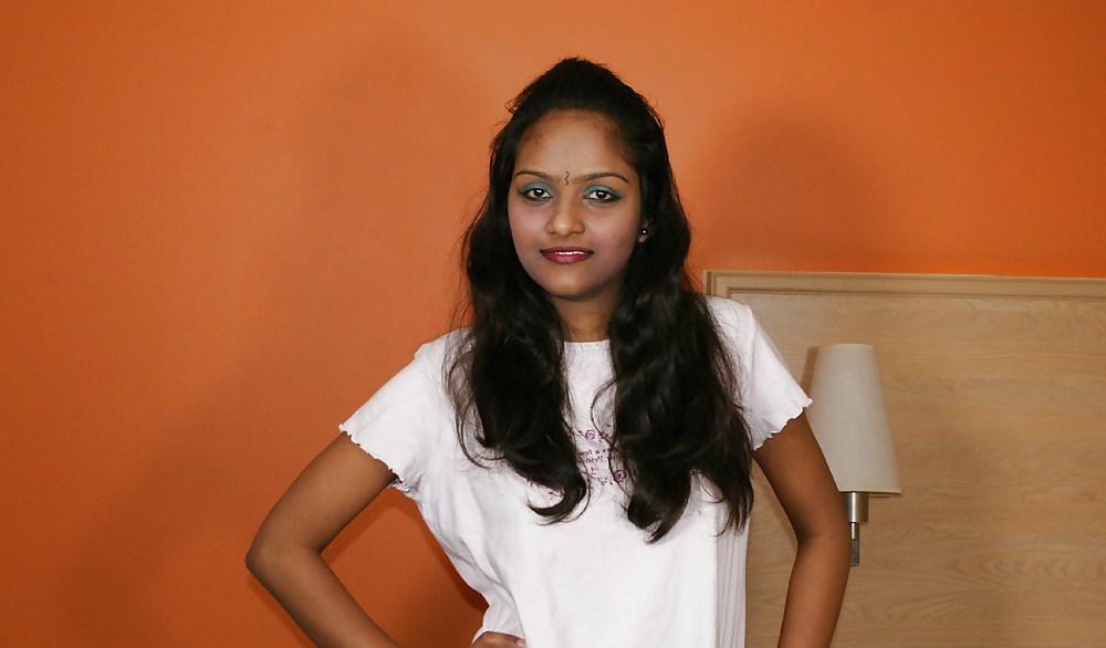 12P Indian girl striptease travelodge hotel pics