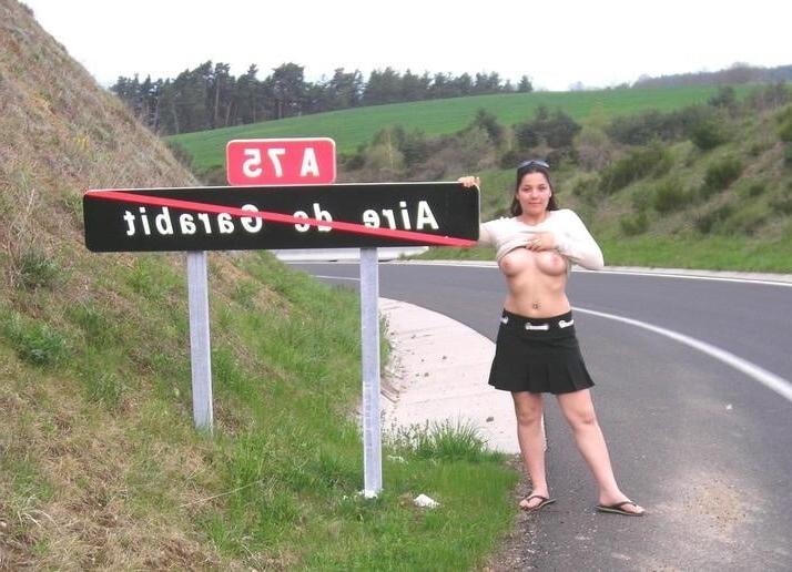 25P Brunette show all that she's got