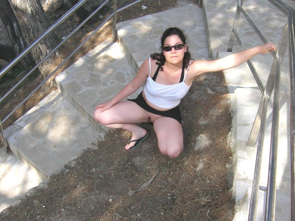 25P Brunette show all that she's got