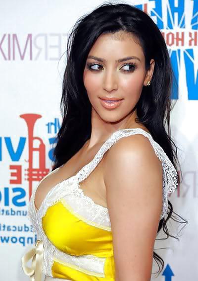 12P KIM KARDASANs BOOB SHOW