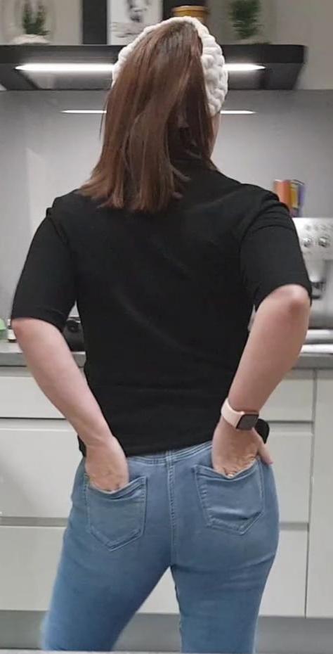 20P My shy wife's ass