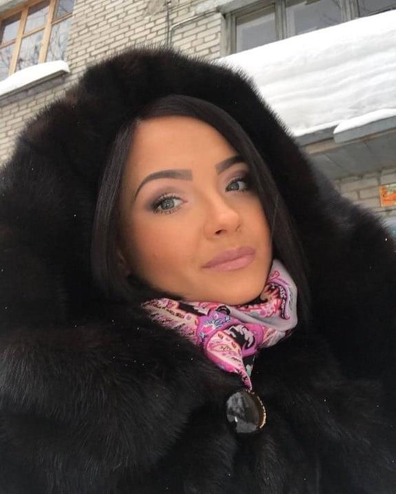 25P Woman in fur coat 21