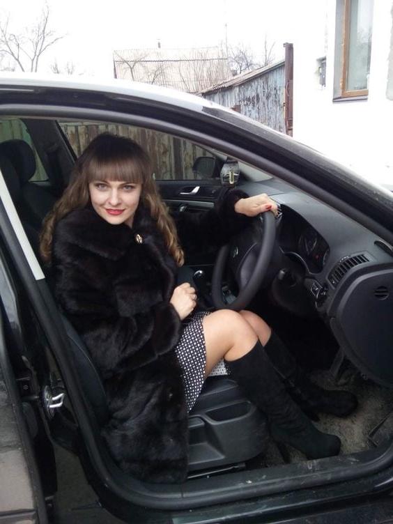 25P Woman in fur coat 21