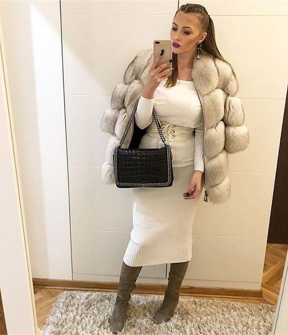 25P Woman in fur coat 21