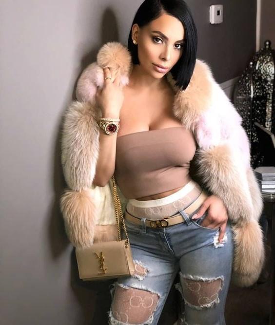 25P Woman in fur coat 21