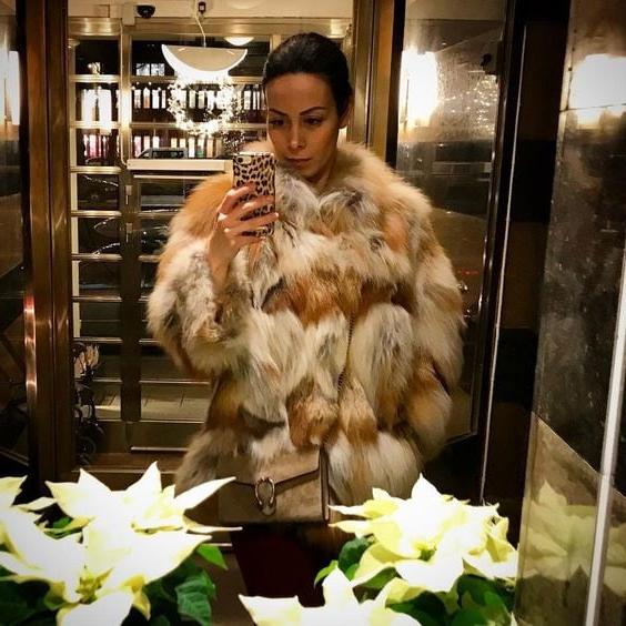 25P Woman in fur coat 21