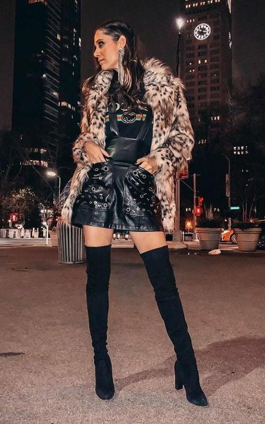 25P Woman in fur coat 21