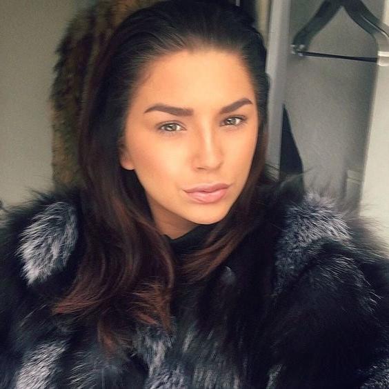 25P Woman in fur coat 21