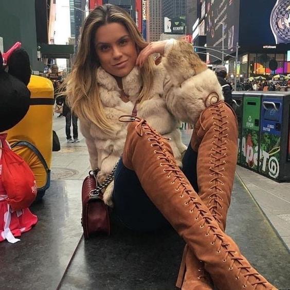 25P Woman in fur coat 21