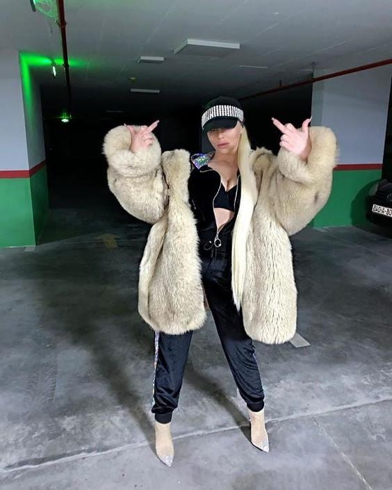 25P Woman in fur coat 21