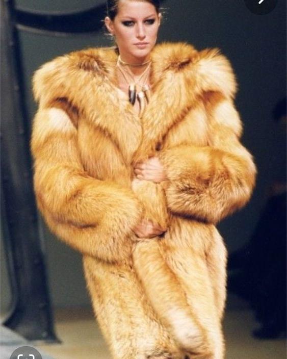 25P Woman in fur coat 21