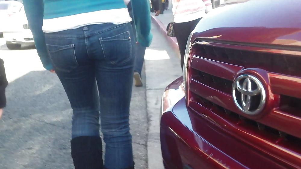 25P Sexy teens with cute butts & ass in jeans 