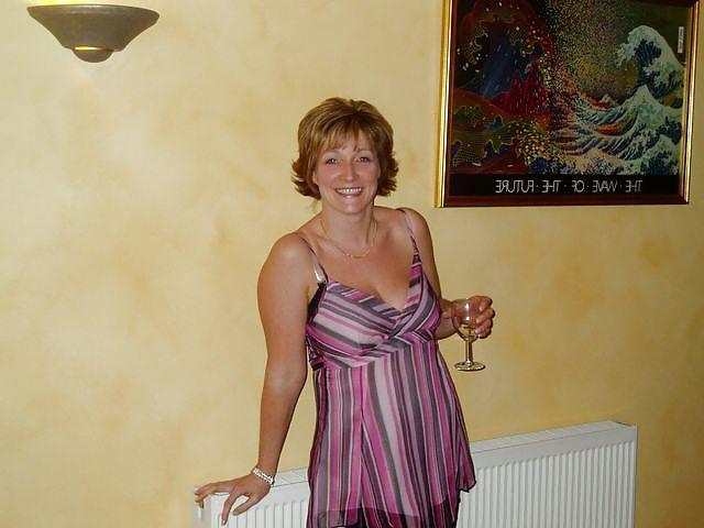25P Anna a Leiciestershire Housewife