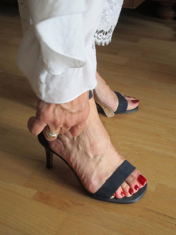25P fitting her new shoes for the show