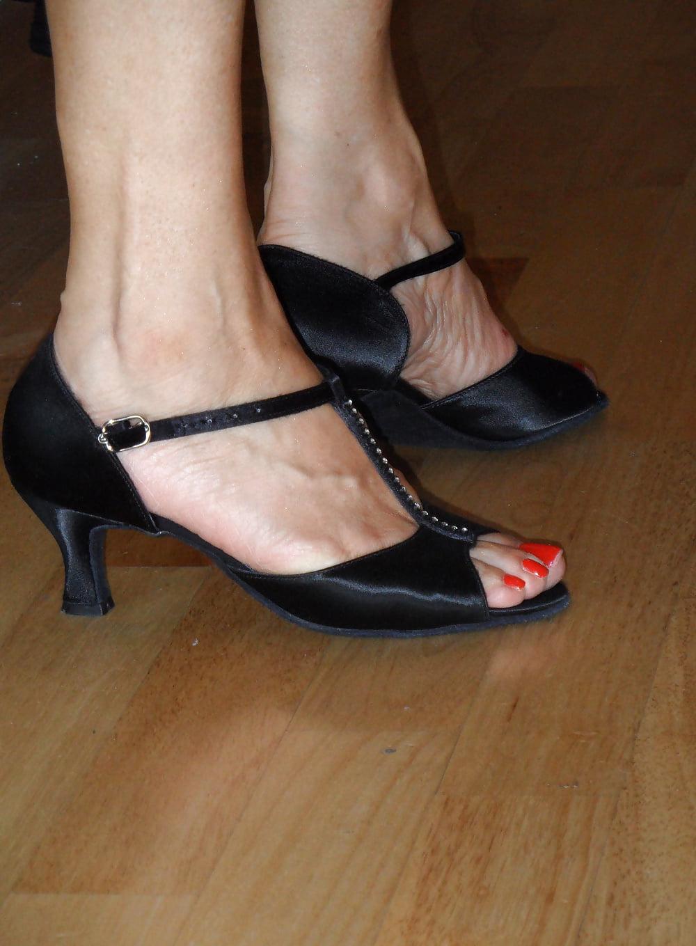 25P fitting her new shoes for the show