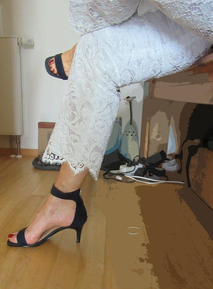 25P fitting her new shoes for the show