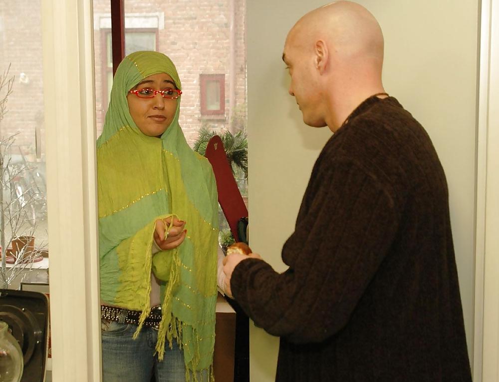 25P Non-porno Arab girl, with or without hijab  II