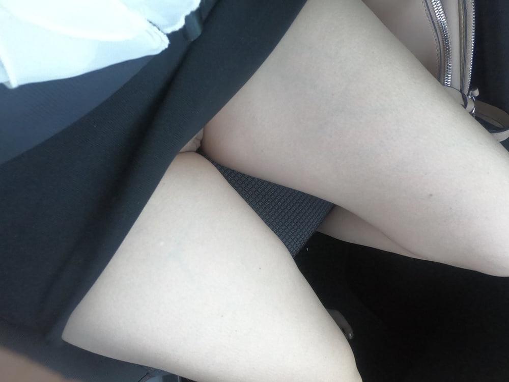 25P Up skirt no panties! In car