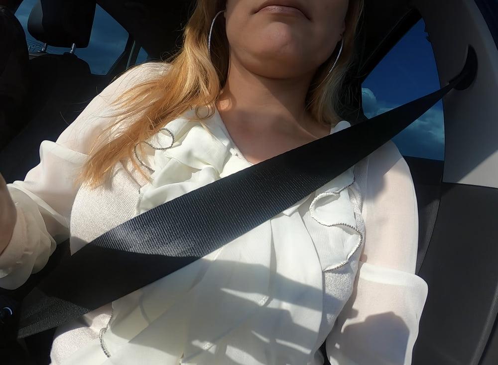 25P Up skirt no panties! In car
