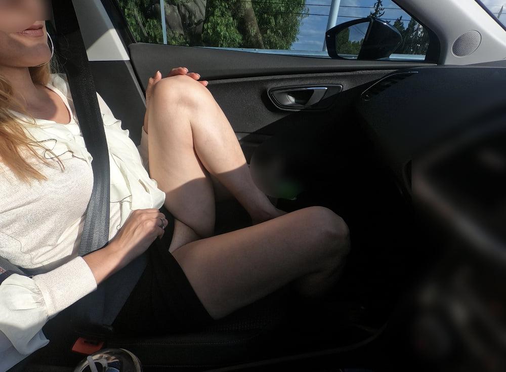 25P Up skirt no panties! In car