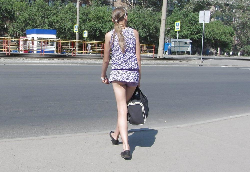 25P Girls go shopping