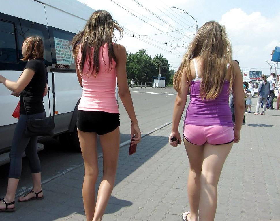 25P Girls go shopping