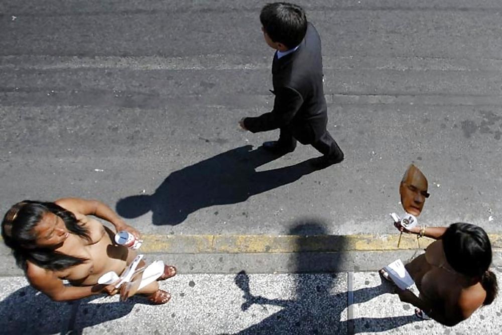 25P Naked protest by  400 Pueblos over land eviction 