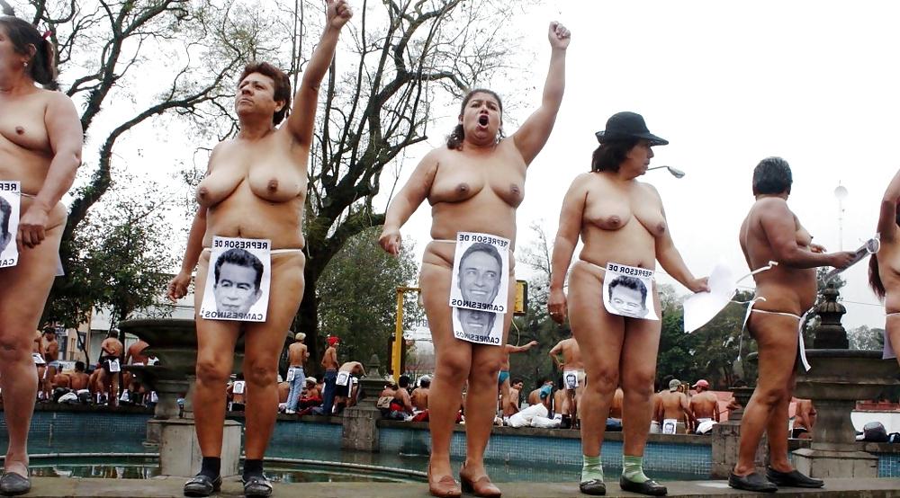 25P Naked protest by  400 Pueblos over land eviction 