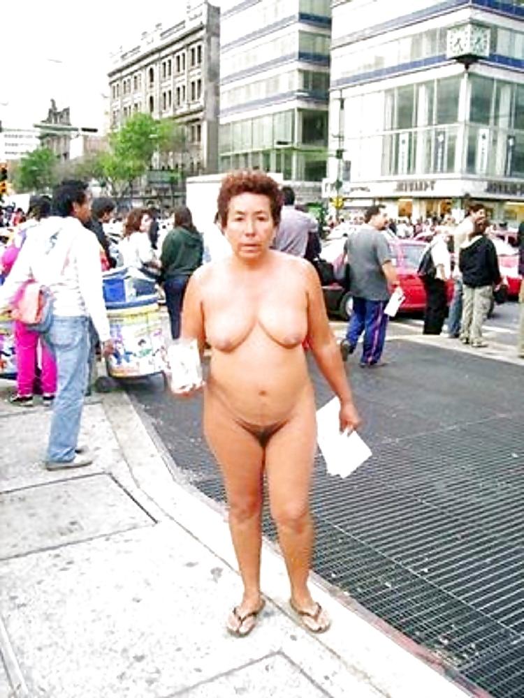 25P Naked protest by  400 Pueblos over land eviction 