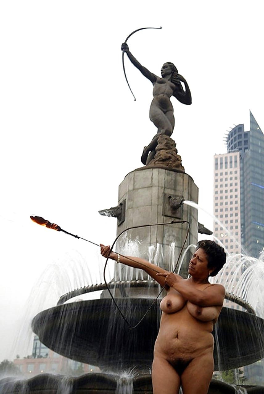 25P Naked protest by  400 Pueblos over land eviction 