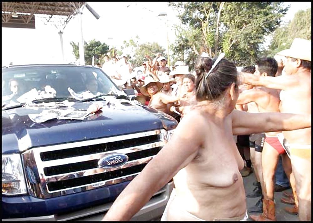 25P Naked protest by  400 Pueblos over land eviction 