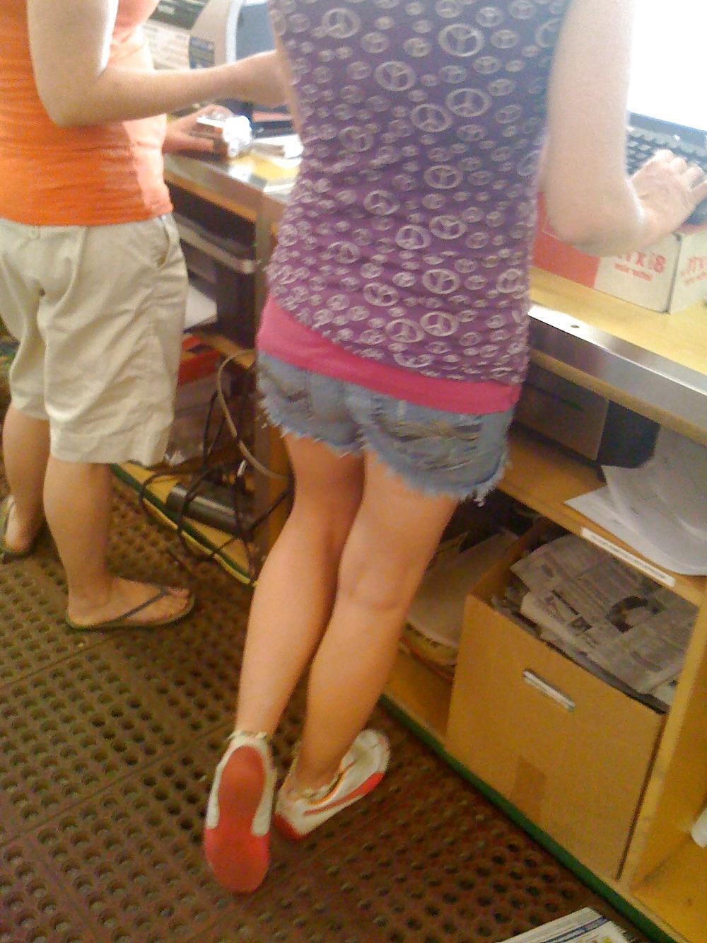 14P Hot girl cashier