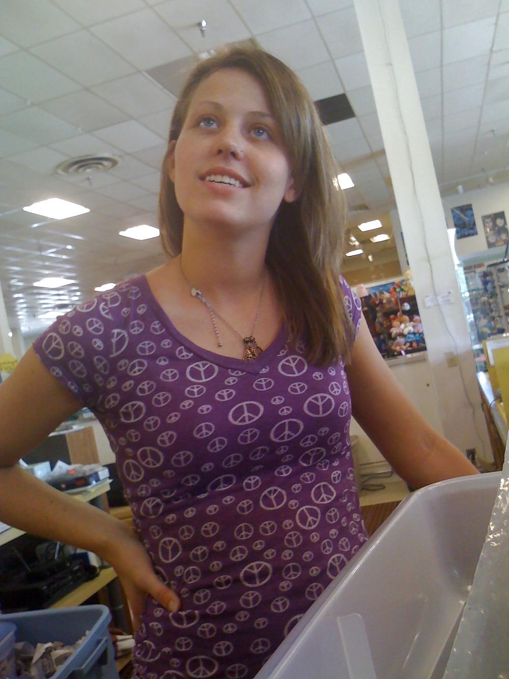 14P Hot girl cashier