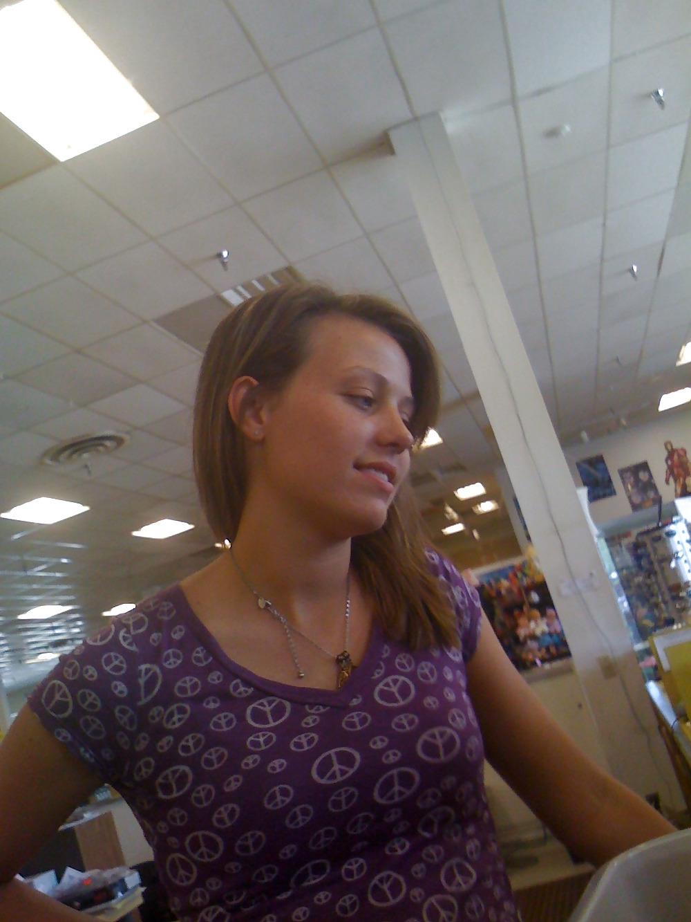 14P Hot girl cashier