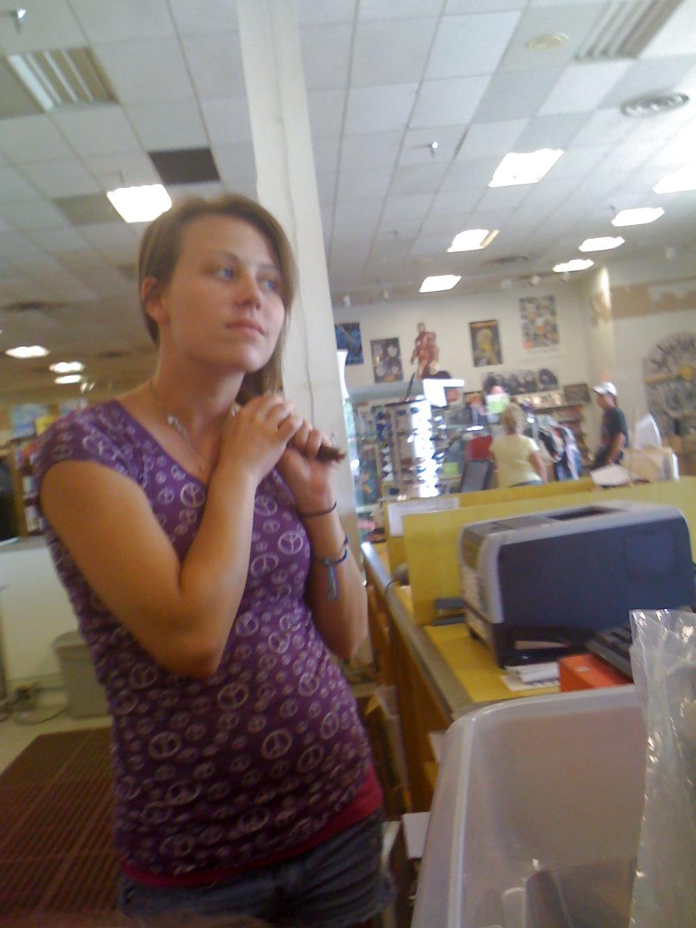 14P Hot girl cashier