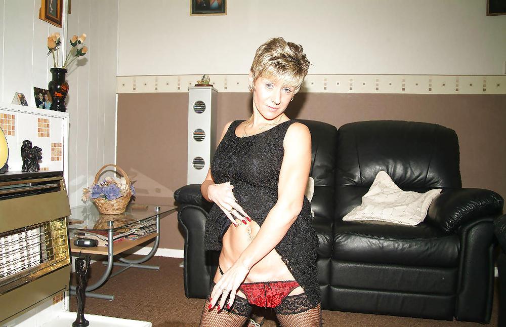 25P DAMN HOT HOUSEWIFE