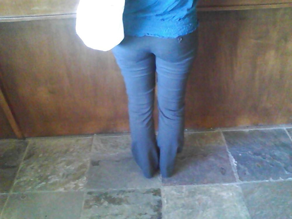 4P Candid - Standing in line - dark kahkis