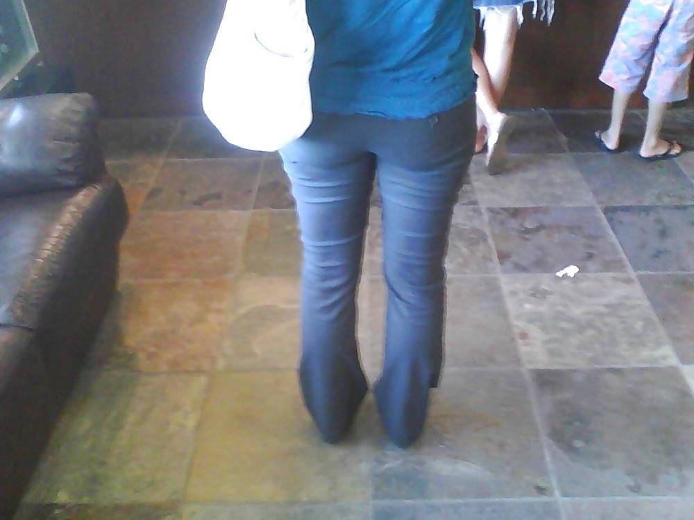 4P Candid - Standing in line - dark kahkis