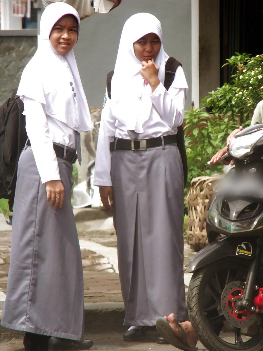 8P Schoolgirl Hijab's Ass Looks Sexy When Riding Public Trans