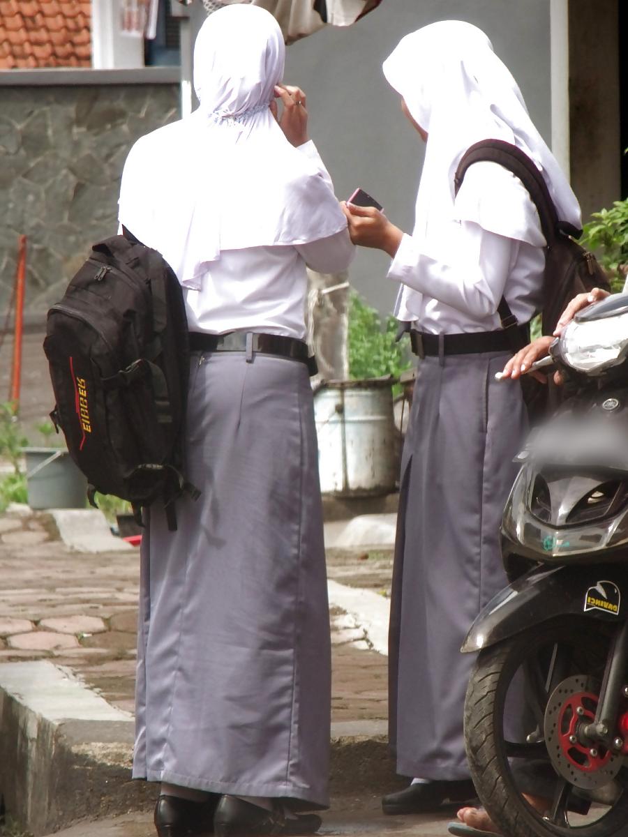 8P Schoolgirl Hijab's Ass Looks Sexy When Riding Public Trans