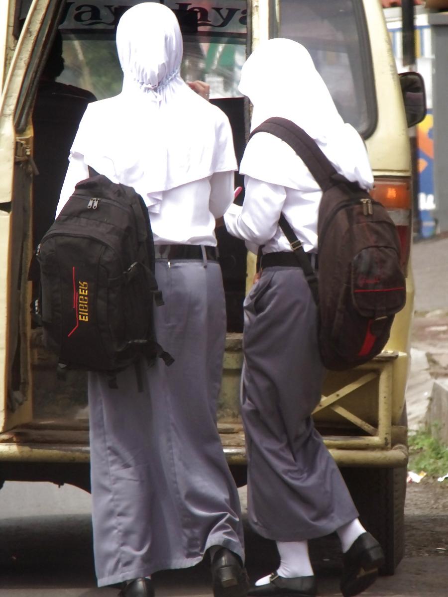 8P Schoolgirl Hijab's Ass Looks Sexy When Riding Public Trans