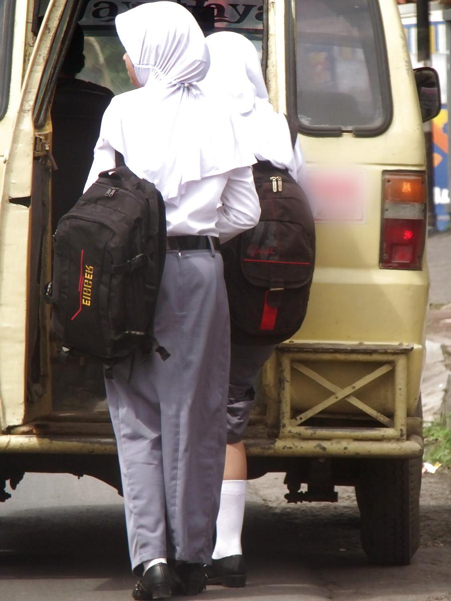 8P Schoolgirl Hijab's Ass Looks Sexy When Riding Public Trans