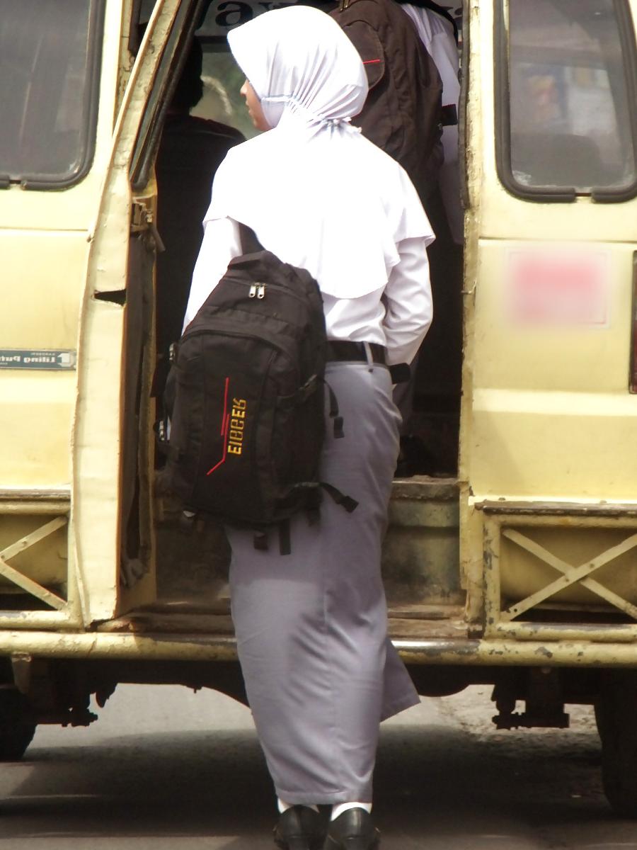 8P Schoolgirl Hijab's Ass Looks Sexy When Riding Public Trans