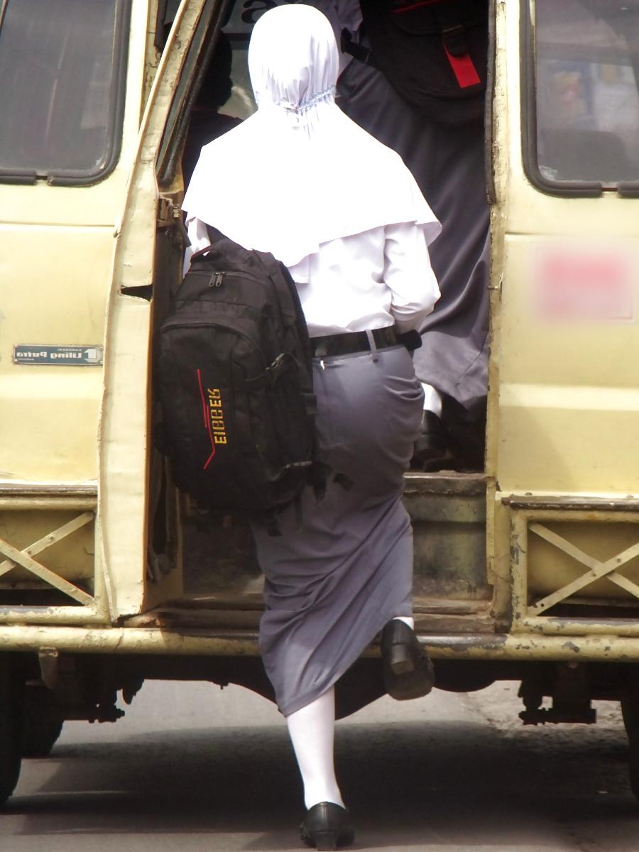 8P Schoolgirl Hijab's Ass Looks Sexy When Riding Public Trans