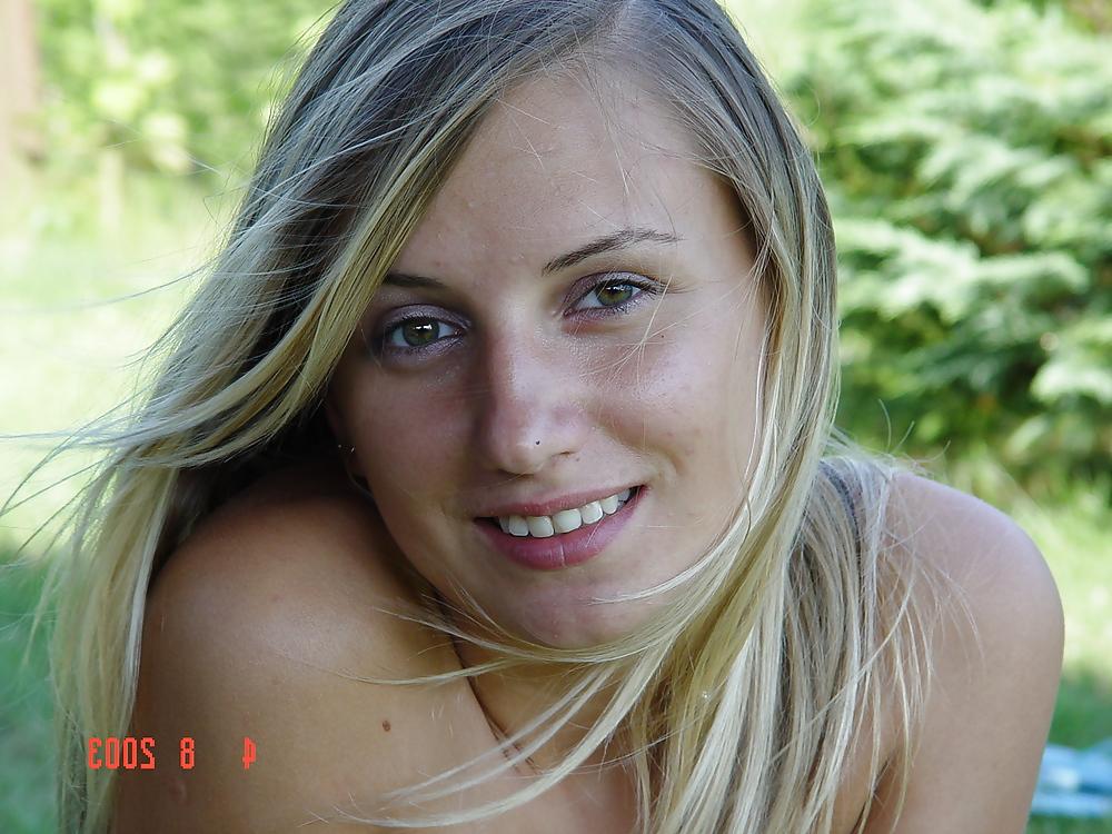 18P Amy struts her perfect tits around the backyard